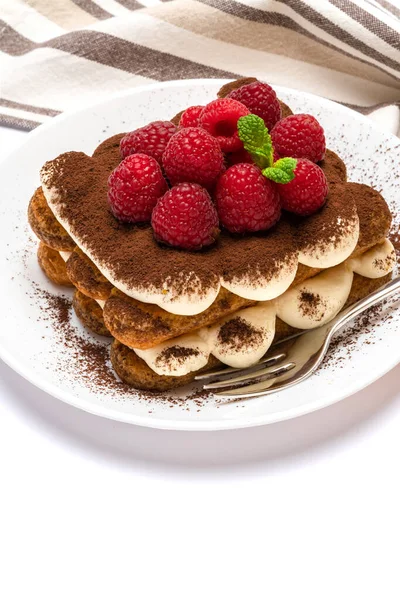 Porción de postre tiramisú clásico con frambuesas en plato de cerámica aislado sobre fondo blanco con camino de recorte — Foto de Stock