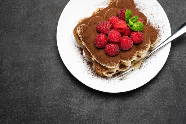 Egy adag klasszikus tiramisu desszert málna sötét beton háttér — Stock Fotó