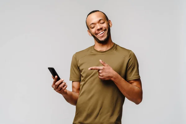 Ritratto di un giovane afroamericano con cellulare in mano — Foto Stock