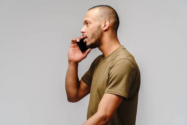 Retrato de um jovem afro-americano segurando celular — Fotografia de Stock