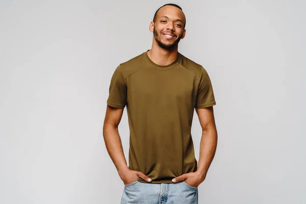 穿着绿色T恤、身披浅灰色背景、带复印空间的快乐友善的非洲裔美国年轻人 — 图库照片