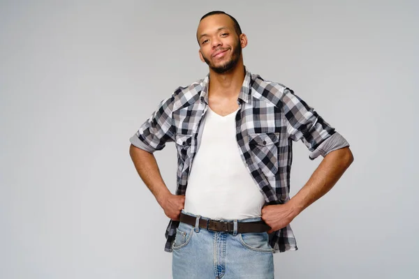 Jovem afro-americano vestindo camisa casual sobre fundo cinza claro — Fotografia de Stock