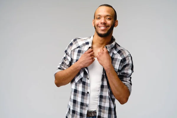 Jovem afro-americano vestindo camisa casual sobre fundo cinza claro — Fotografia de Stock