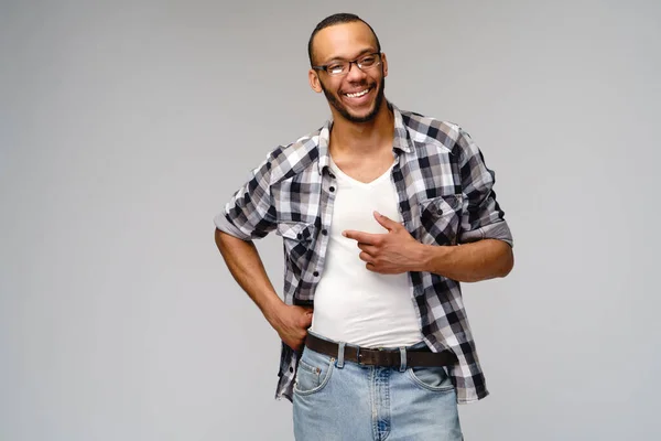 Joyful amigável afro-americano jovem iwearing camisa casual apontando por dedo no espaço cópia — Fotografia de Stock