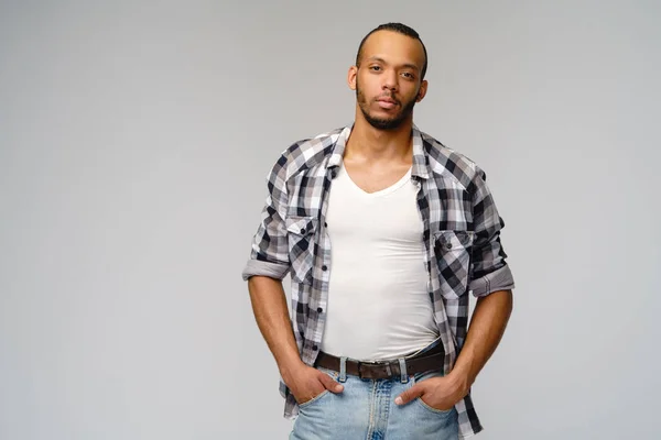 Jovem afro-americano vestindo camisa casual sobre fundo cinza claro — Fotografia de Stock
