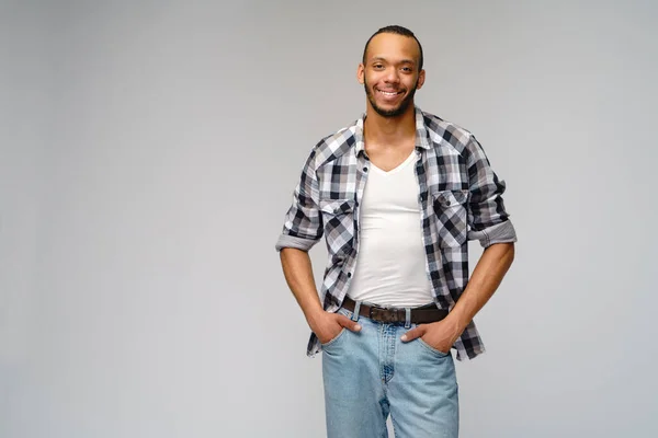 Jovem afro-americano vestindo camisa casual sobre fundo cinza claro — Fotografia de Stock