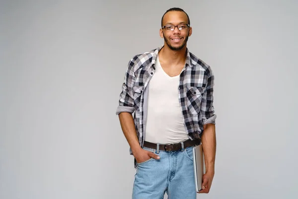 Um jovem afro-americano trabalhando com um laptop pc — Fotografia de Stock