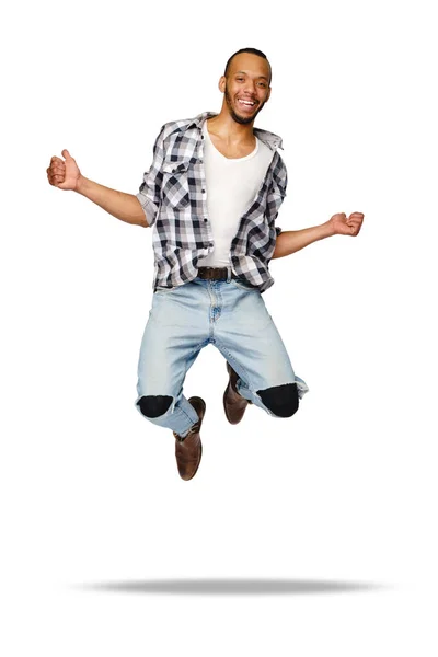 Casual Afrikaans-Amerikaanse man springen in studio over witte achtergrond — Stockfoto