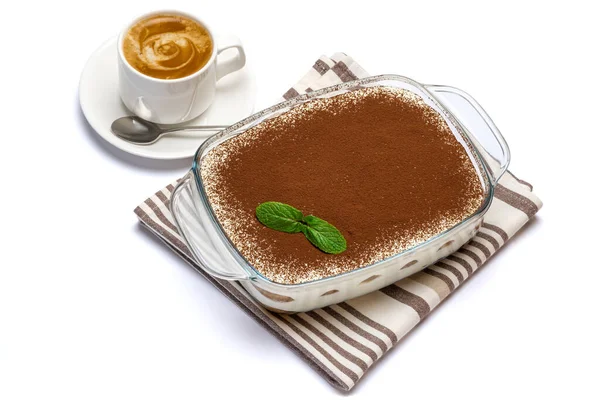 Hagyományos olasz Tiramisu desszert üveg sütő edényben és csésze friss eszpresszó kávé elszigetelt fehér alapon nyírás elérési út — Stock Fotó