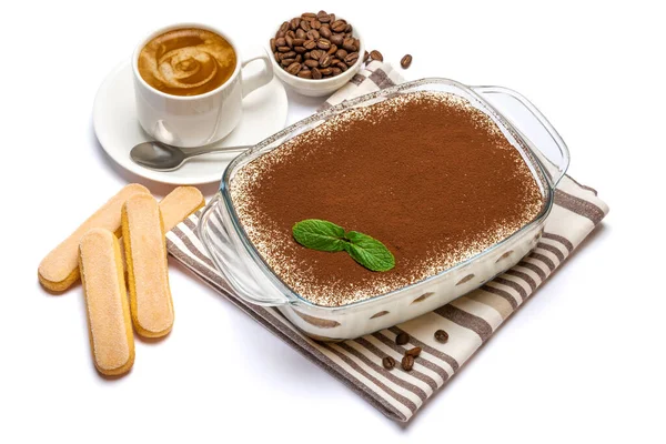 Traditionele Italiaanse Tiramisu dessert in glazen bakvorm, savoiardi koekjes en een kopje verse espresso koffie geïsoleerd op witte achtergrond met clipping pad — Stockfoto