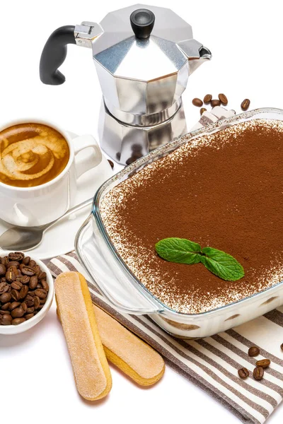 Hagyományos olasz Tiramisu desszert üveg sütő edényben, savoiardi cookie-k, kávéfőző és csésze friss eszpresszó elszigetelt fehér alapon vágási útvonal — Stock Fotó