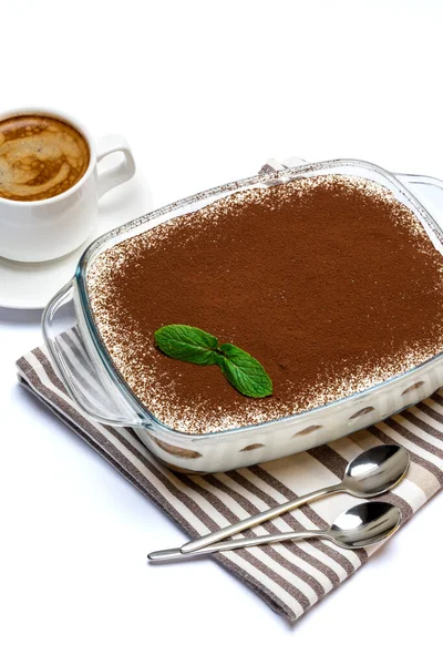 Hagyományos olasz Tiramisu desszert üveg sütő edényben és csésze friss eszpresszó kávé elszigetelt fehér alapon nyírás elérési út — Stock Fotó