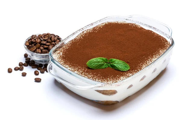 Tradiční italský dezert Tiramisu ve skleněném pečivu a kávových zrnech izolovaných na bílém — Stock fotografie
