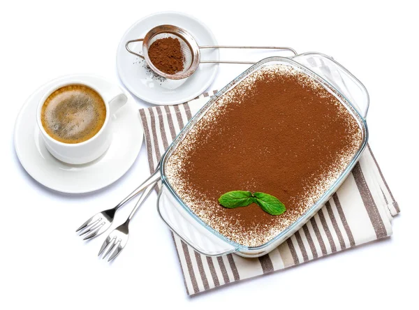 Traditionele Italiaanse Tiramisu dessert in glazen bakvorm en kopje verse espresso koffie geïsoleerd op witte achtergrond met clipping pad — Stockfoto