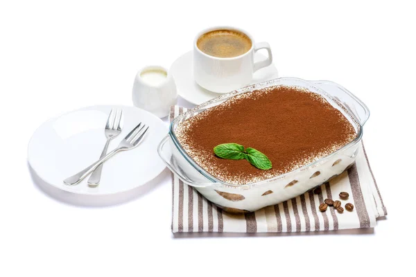 Dessert tradizionale Tiramisù italiano in teglia di vetro e tazza di caffè espresso fresco isolato su sfondo bianco con percorso di ritaglio — Foto Stock