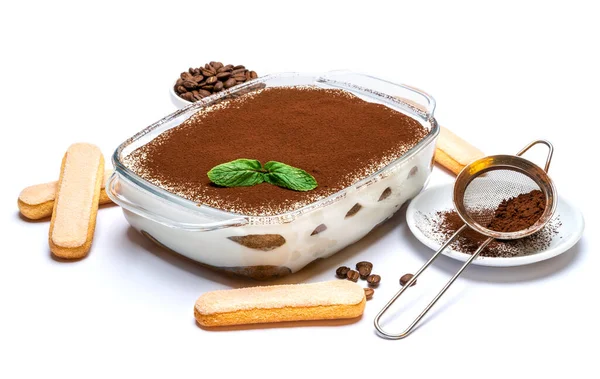 伝統的なイタリアのティラミスのデザートは、ガラス製のベーキング皿と白い上に隔離されたsavoiardiクッキー — ストック写真