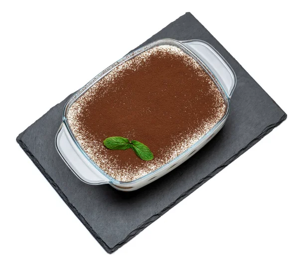 Traditionelle italienische Tiramisu-Dessert in Glasform auf Stein Servierbrett isoliert auf weißem Hintergrund mit Clipping Pfad — Stockfoto