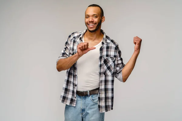Joyful amigável afro-americano jovem iwearing camisa casual apontando por dedo no espaço cópia — Fotografia de Stock