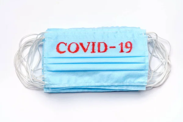 Coronavirus COVID-19 concepto pandémico - pila de antivirales máscara médica de protección quirúrgica para la protección contra el virus de la corona —  Fotos de Stock