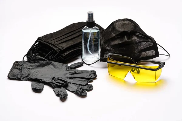 Veiligheidsapparatuur voor de bestrijding van het Coronavirus COVID-19-virusuitbraak - Veiligheidsmasker, handreiniger, latex handschoenen en veiligheidsbril of -bril — Stockfoto