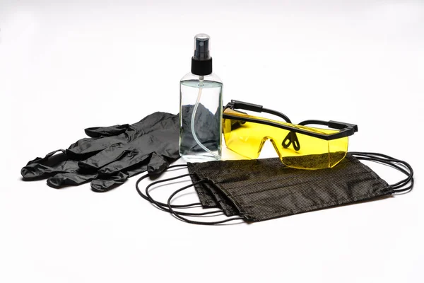 Оборудование для борьбы с вирусом Coronavirus COVID-19 - защитные маски, средства для дезинфекции рук, латексные перчатки и защитные очки или очки — стоковое фото