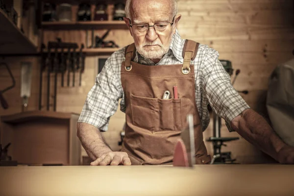 Carpinteiro Sênior Trabalho Com Tablesaw Sua Oficina — Fotografia de Stock