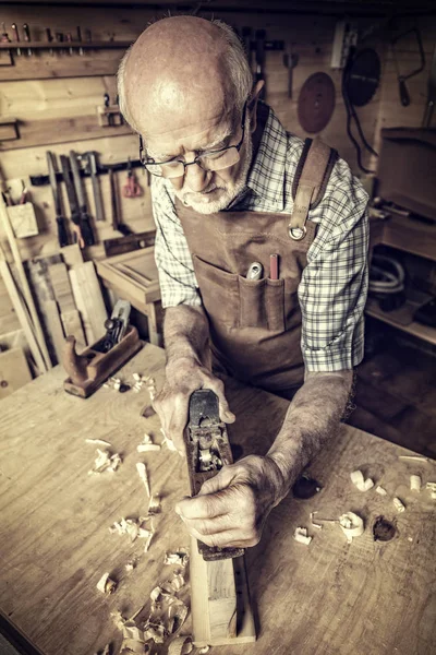 Vezető Carpenter Használata Handplaner Műhelyében — Stock Fotó