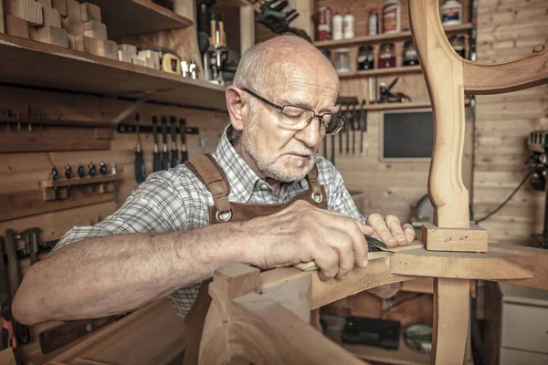 Travail Menuisier Senior Dans Son Atelier — Photo