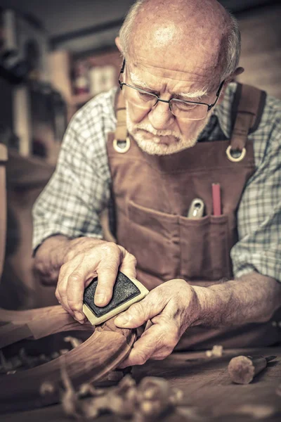 Senior Timmerman Schuren Onvoltooide Stoel Zijn Atelier — Stockfoto