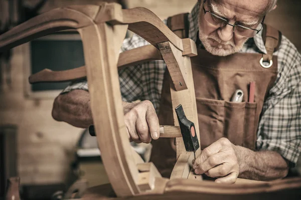 Älterer Tischler Baut Stuhl Klassischen Stil — Stockfoto