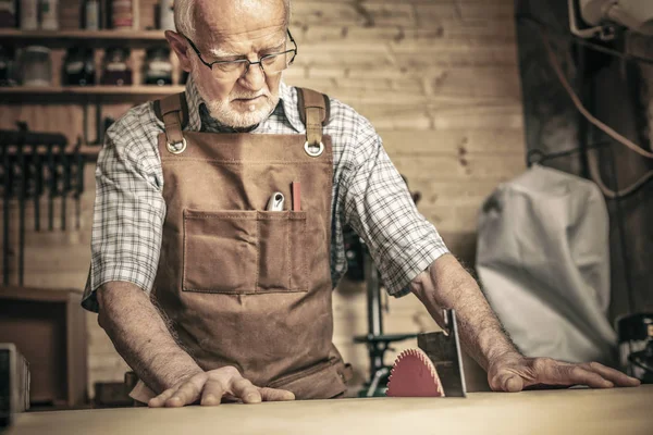 Carpinteiro Profissional Trabalha Com Banco Serra Sua Oficina — Fotografia de Stock