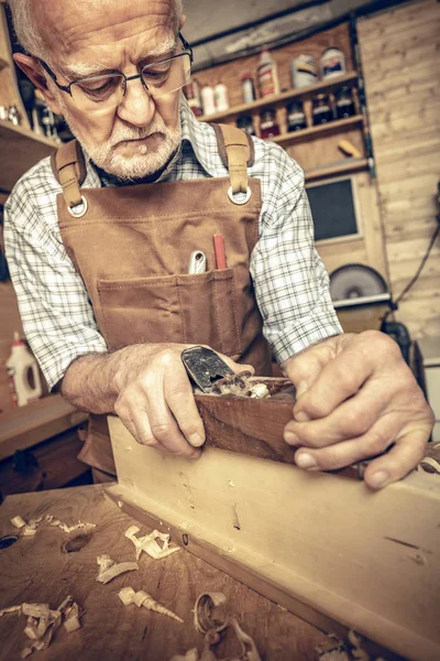 Carpinteiro Profissional Trabalha Com Plaina Uma Viga — Fotografia de Stock