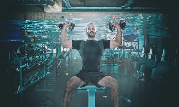 Смішне Зображення Тренування Людини Гантелі Затопленому Тренажерному Залі — стокове фото