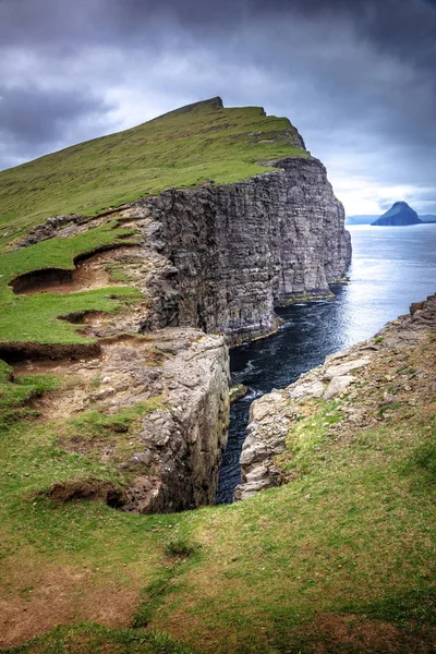 Senderismo Turístico Cerca Del Lago Sorvagsvatn Isla Faroe —  Fotos de Stock