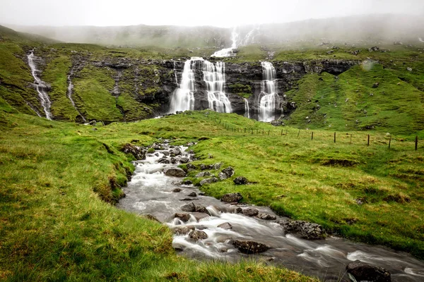 Wasserfall Auf Den Färöer Inseln Langzeitbelichtung Aufgenommen — Stockfoto