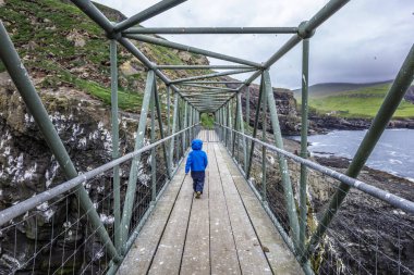 mykines, faroe Adaları Bridge'de yürüyüşte çocuk