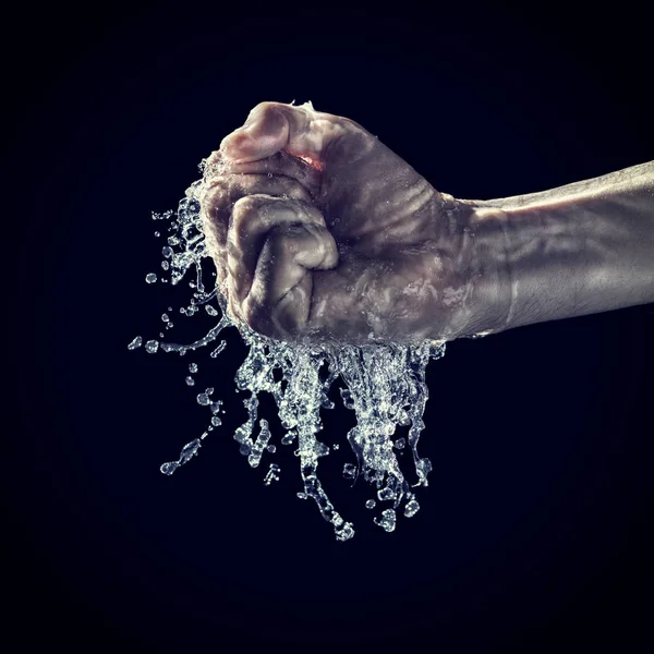 Menselijke Handen Proberen Aan Scherpen Water Zwarte Achtergrond — Stockfoto