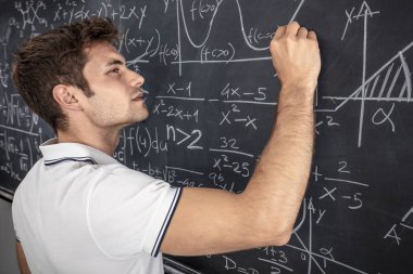 Genç öğretmen yazma kara tahta üzerinde