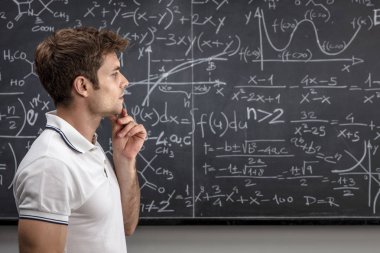 Beyaz öğretmen blackboard bakıp sorunu çözüm hakkında