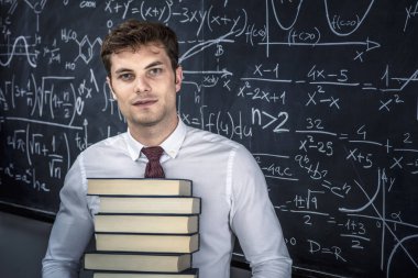 kitap ve tahta arka plan ile öğretmen