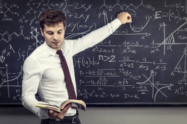 Genç öğretmen üzerinde görev portre