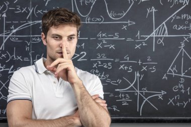 beyaz genç öğretmen ve tahta arka plan portresi