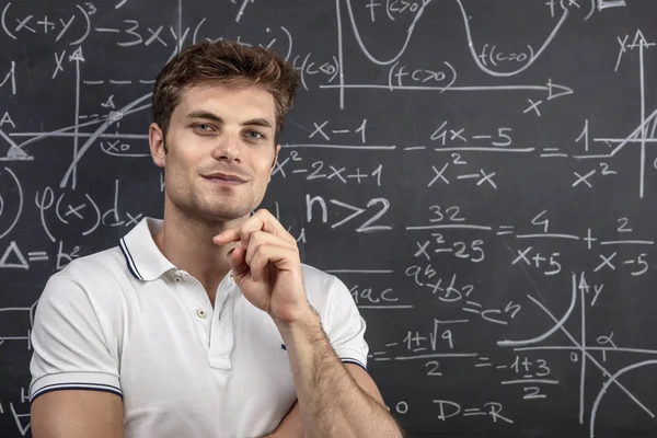 Junge Lehrer Porträt Und Tafel Hintergrund — Stockfoto