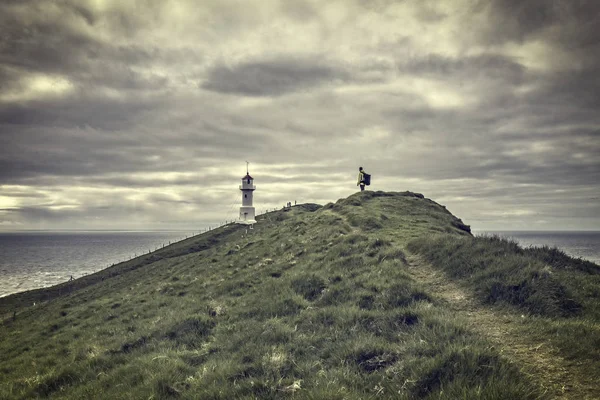 Hombre Mira Faro Mykines Islas Faroe — Foto de Stock