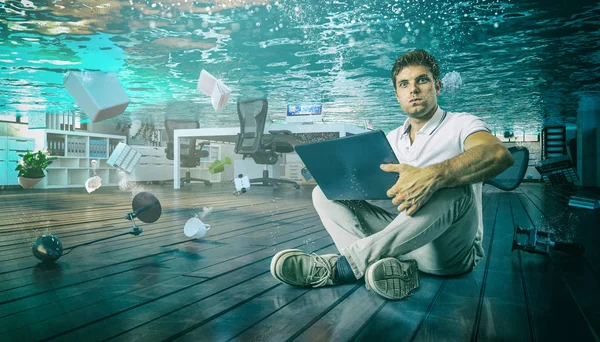 Mann Sitzt Mit Laptop Überflutetem Büro Auf Dem Boden — Stockfoto