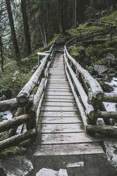Saent 瀑布附近的木桥意大利阿尔卑斯山 — 图库照片