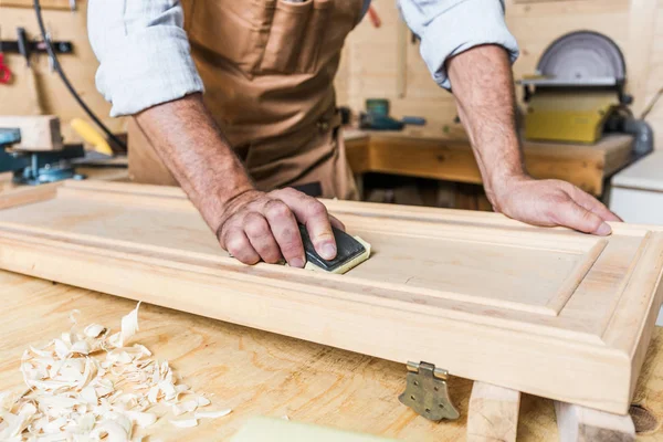 Detail Eines Kaukasischen Zimmermanns Bei Der Arbeit Einer Werkstatt — Stockfoto