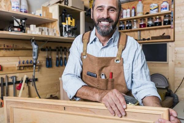 Carpinteiro Caucasiano Trabalho Uma Oficina — Fotografia de Stock