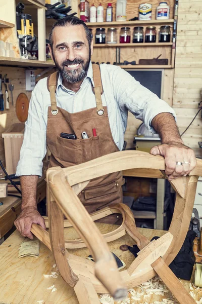 Carpinteiro Caucasiano Trabalho Uma Oficina — Fotografia de Stock