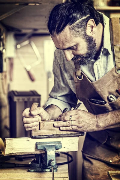 Kavkazská Carpenter Práci Dílně — Stock fotografie